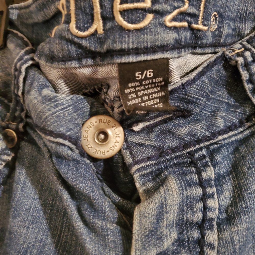 Capri style frayed pant, cotton and spandex denim